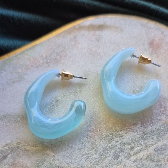 🎁$6 Bundled 🎁Fashion Jewelry Light Blue Curved Earrings - Picture 4 of 6